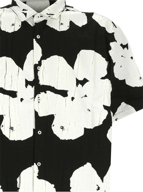 black/white crinkled finish all-over floral print shirt Family first | SHS2414BLACK